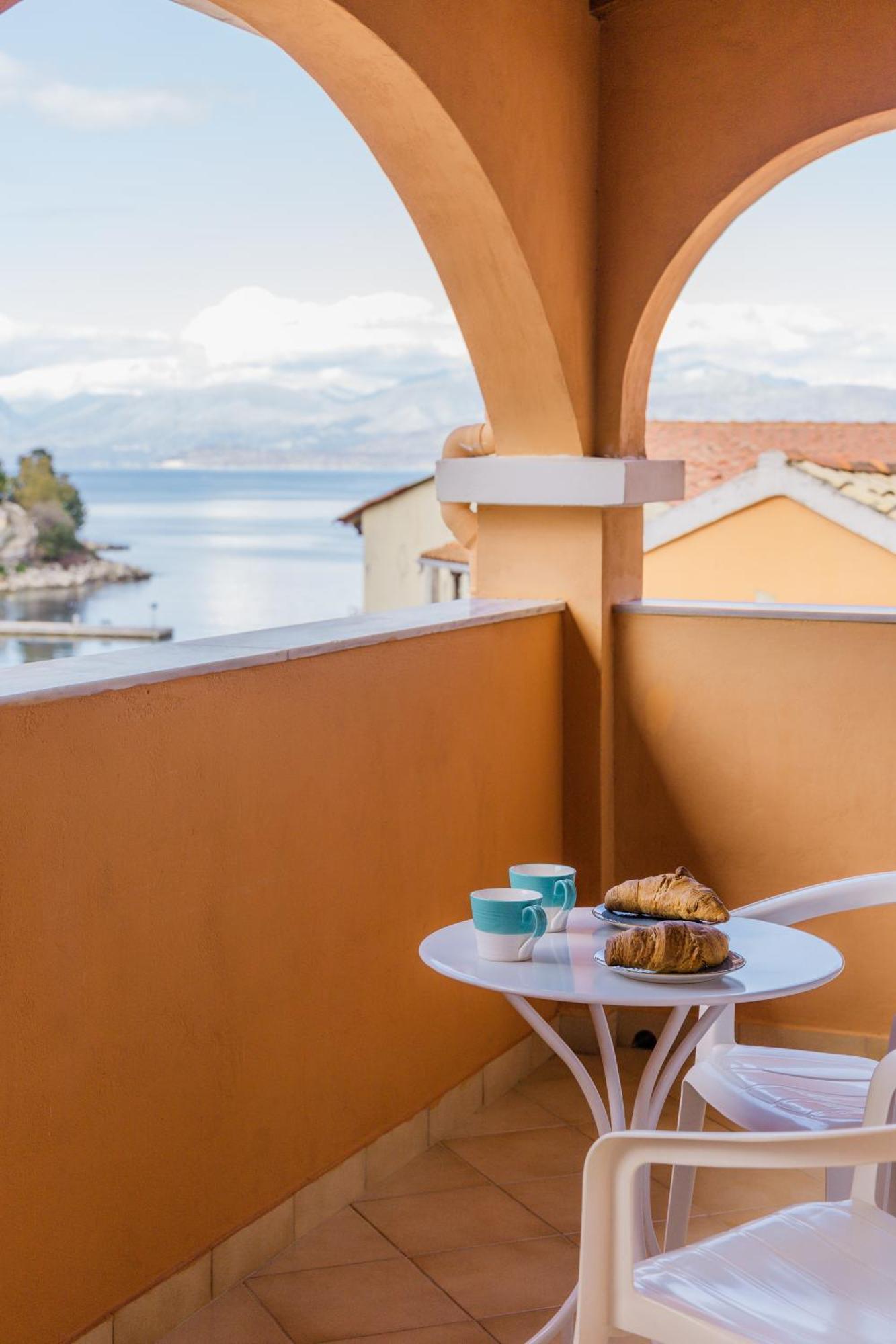Porto Kassiopi Apartments エクステリア 写真